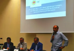 L'assesspre alle Attività produttive, Diego Bressi, durante l'incontro indetto dal Comune per  il Distretto del commercio di Busca